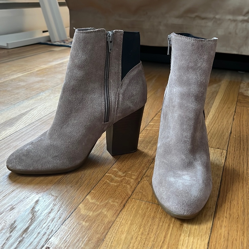 Carlos by Carlos Santana Taupe Healed Booties with black accents - 8.5